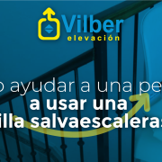 Cómo ayudar a una persona a usar una silla salvaescaleras