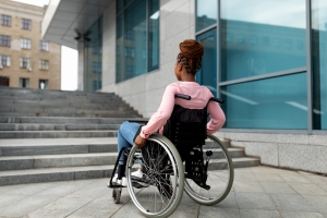 Una persona en silla de ruedas observa unas escaleras.