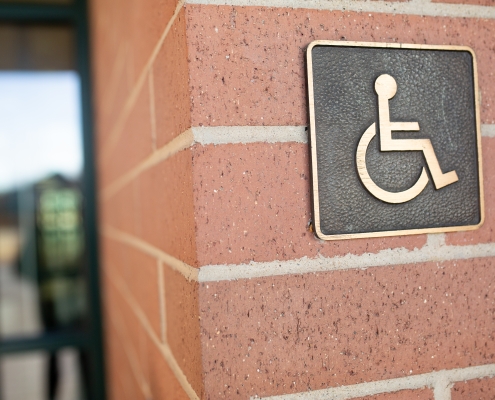 Símbolo accesibilidad indica la existencia de una silla salvaescaleras de exteriores.