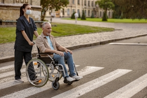 Persona ayuda a persona con discapacidad