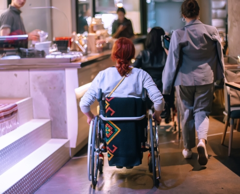 Chica saliendo cafetería accesible