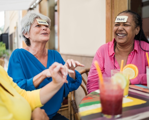 Mujeres disfrutan jugando y tomando bebidas
