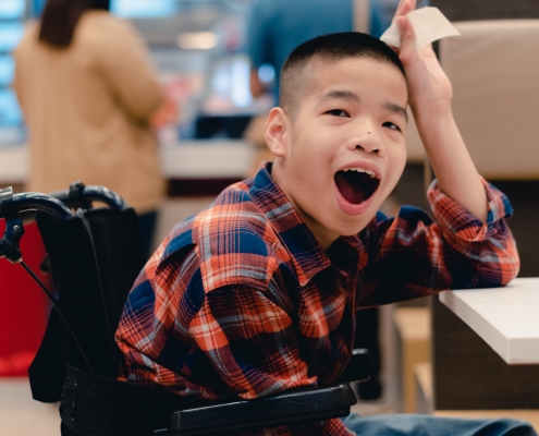 Niño usuario de silla de ruedas en un restaurante accesible