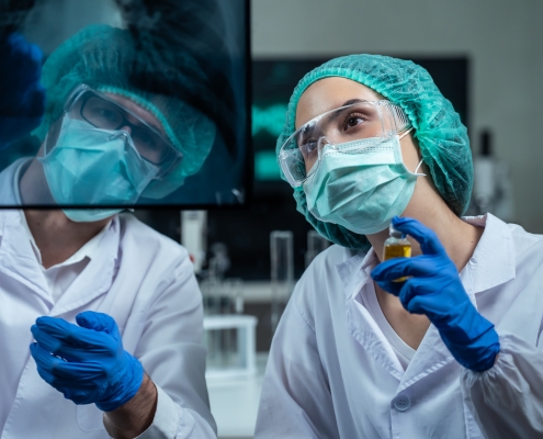 Dos investigadores revisan los resultados de una prueba