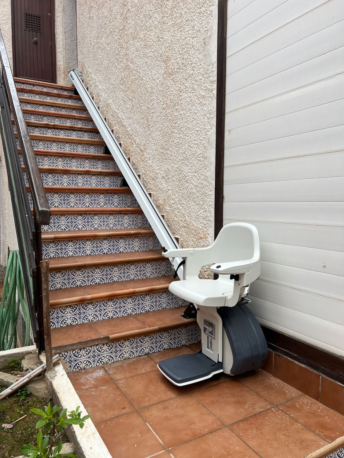 ¿Se puede instalar una silla salvaescaleras en el exterior? - Vilber
