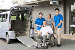 Familia al lado de una rampa de un coche adaptado.