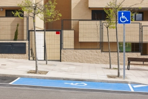 Zona de aparcamiento reservada para personas con discapacidad.