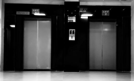 Ascensores modernos en un piso