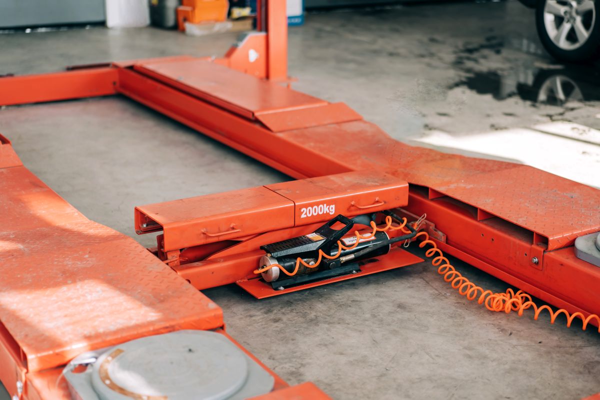 elevador de coches color naranja