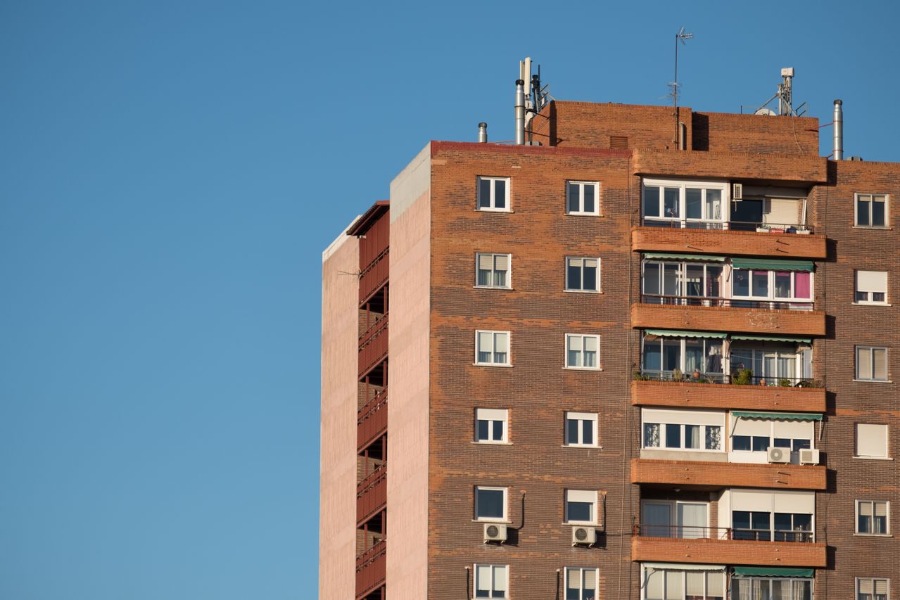 edificio sin ascensor en el dia