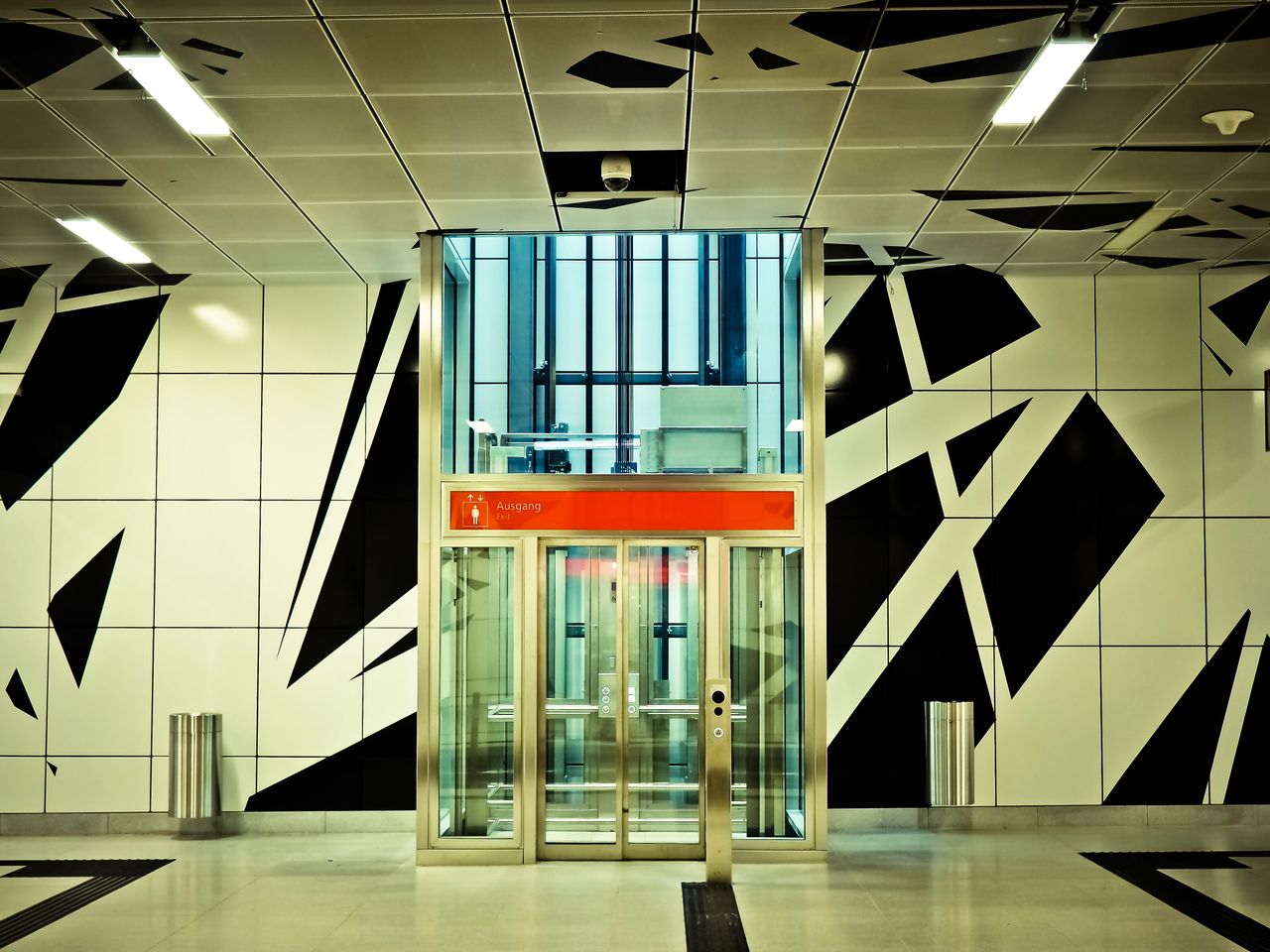 ascensor moderno en edioficio